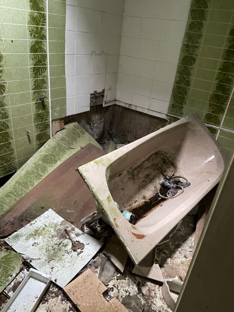 a photograph of a bathtub inside a house located in the famous spookstad doel