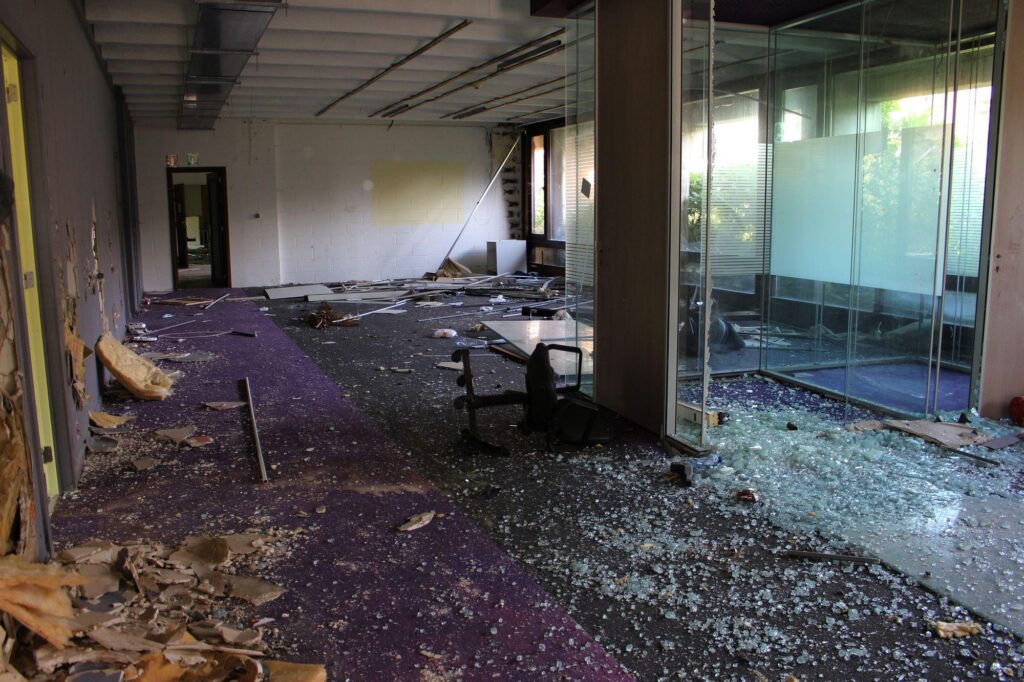 abandoned office urbex