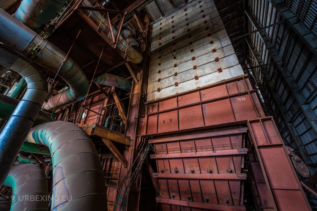 a photo of the top of a boiler in a coal fired power plant; the photo shows the top part called the "superheater", there are many tubes connected to it.