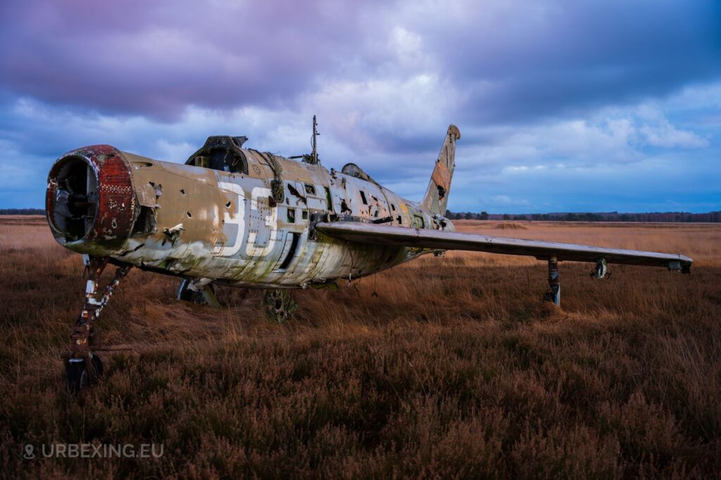 a photograph of the lost seagulls lost place, the photograph shows a decommissioned military fighter-bomber jet