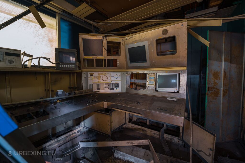 a photograph of the inside of the control room for the Linz Donawitz process to transform the liquid iron into molten steel