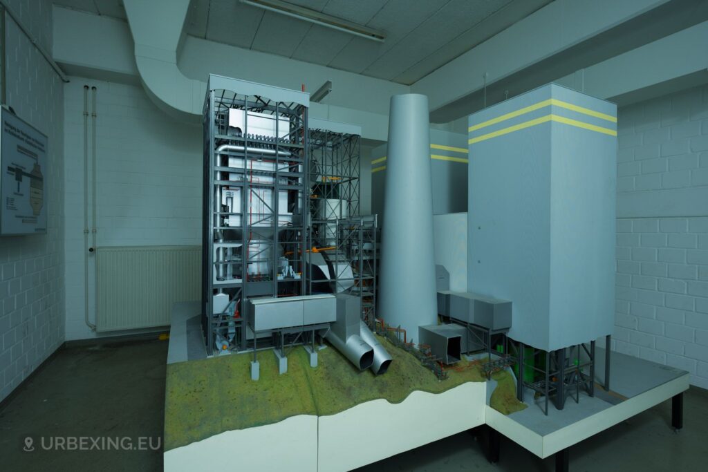 A picture of a miniature of a power plant. The picture shows the miniature model of the power plant. It contains the chimney, large buildings and the interior.