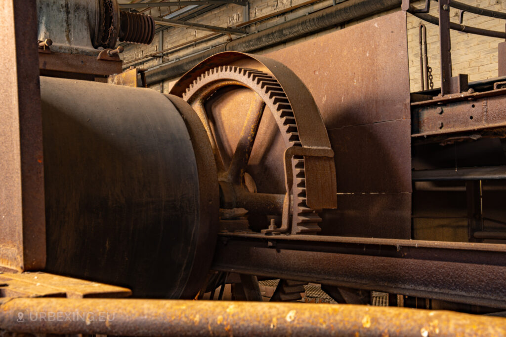 a photo of the end of a conveyor belt in a coal fired power plant