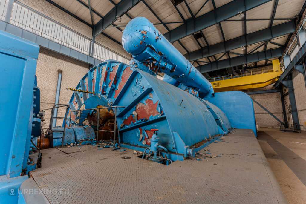 A close-up view of a blue turbine with peeling paint inside the turbine hall of the abandoned Kraftwerk Voerde, Voerde, Germany. The industrial decay showcases the site’s fascinating history and makes it a prime location for urban exploration.