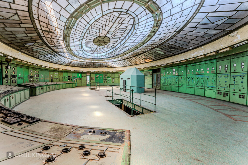 Sunlight inside Kelenföld control room urbex scene