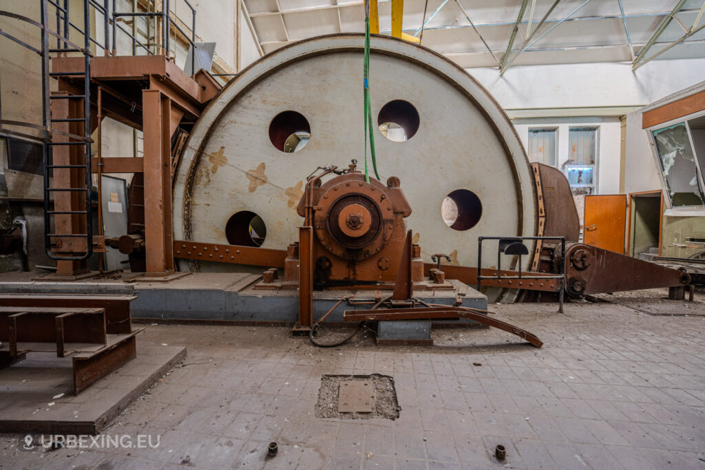 Closer photo of the cable wheel for the hoisting machine at bergwerk niederberg